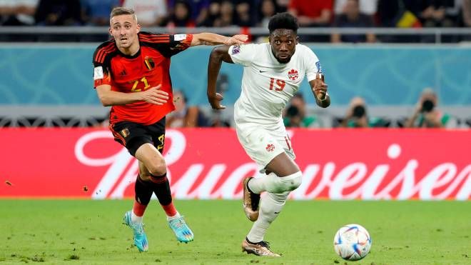 Alphonso Davies impegnato contro il Belgio in Qatar