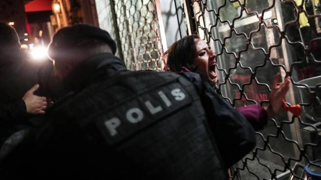L'arresto di un'attivista in piazza Taksim a Istanbul (Ansa)