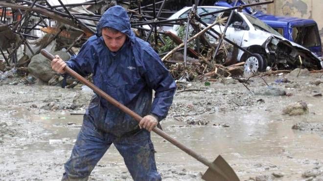 Al lavoro con le pale per le strade di Casamicciola travolte dal fiume di fango