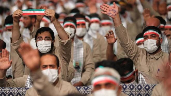 Volontari delle forse paramilitari iraniane durante un incontro con l'Ayatollah Khamenei