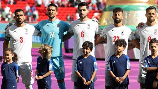 I calciatori dell'Iran cantano l'inno prima della sfida col Galles (Ansa)