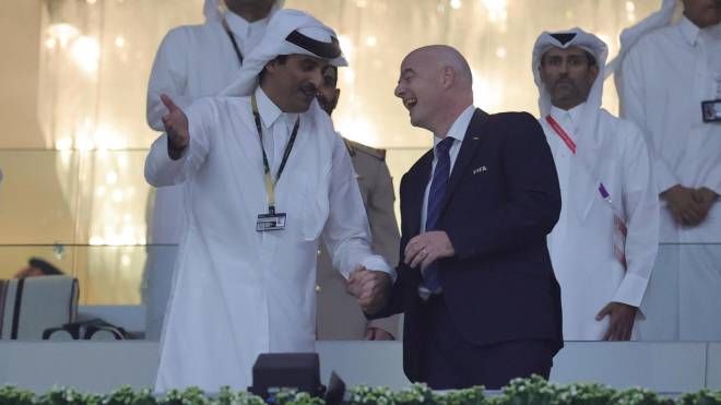 Gianni Infantino, presidente della Fifa, con l'emiro del Qatar