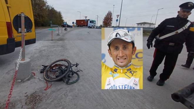 Davide Rebellin e il luogo dell'incidente con la bici distrutta (Ansa)