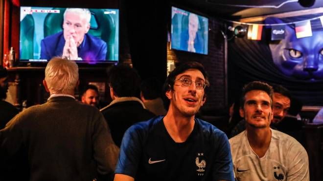 Parigi, tifosi francesi aspettano che TF1 torni con la partita (Ansa) 