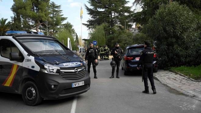 Le forze dell'ordine spagnole davanti all'ambasciata ucraina