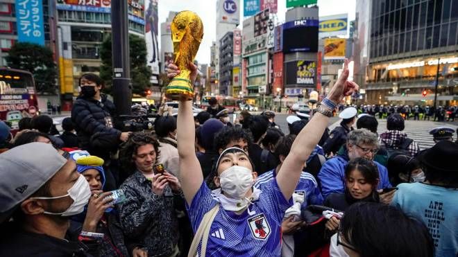La reazione festosa dei giapponesi dopo la vittoria contro la Spagna