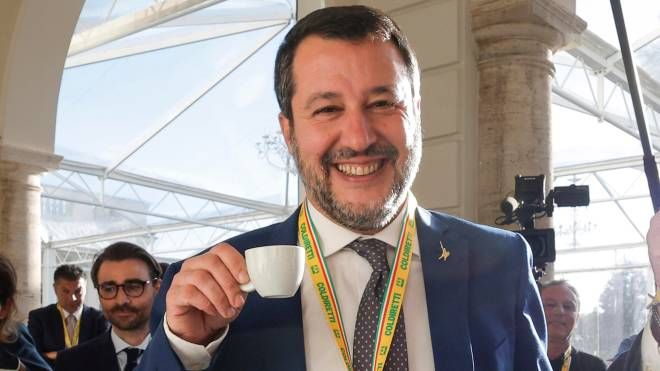 Un caffè per Salvini al forum Coldiretti (Ansa, 24 novembre 2022)