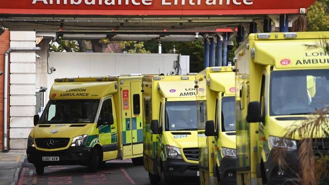 Ambulanze davanti a un ospedale londinese (Ansa)