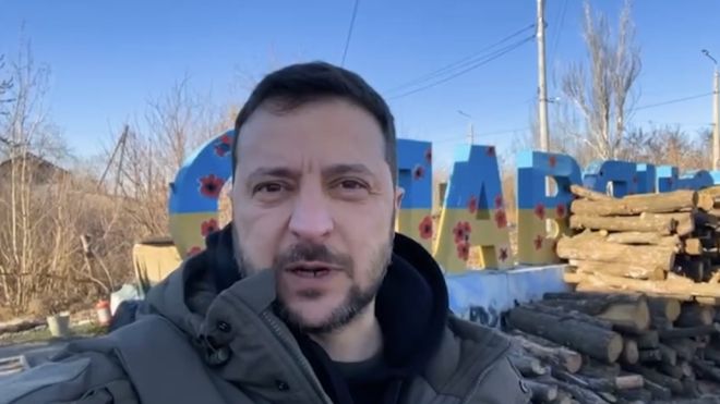 Zelensky in Donbass nel giorno di festa delle forze armate ucraine