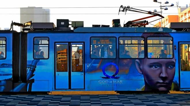 Una scena di 'God of War Ragnarok' dipinta su un tram a Bucarest (Ansa)