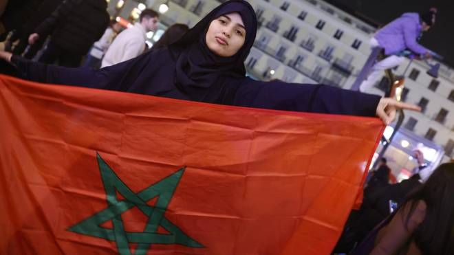 Tifosi della nazionale marocchina in piazza a Madrid (Ansa)