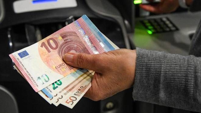 L'Ue ha fissato a 10mila euro il limite per i pagamenti in contanti (Ansa)