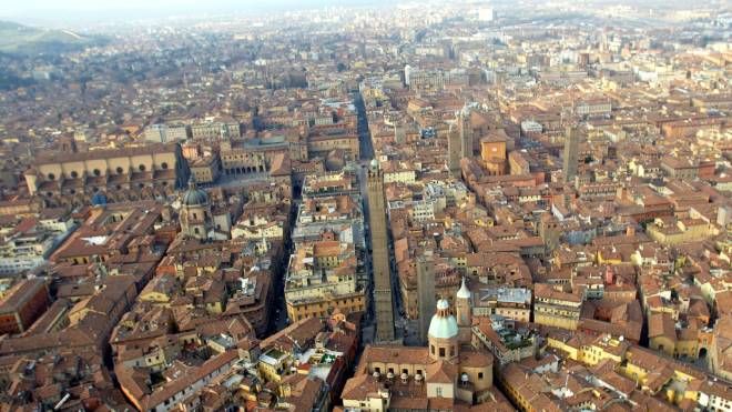 Bologna, una veduta aerea (foto Ansa)