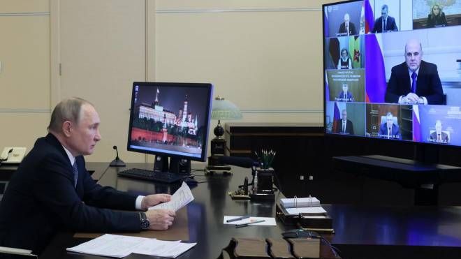 Vladimir Putin in una videoconferenza con membri del governo russo (Epa)