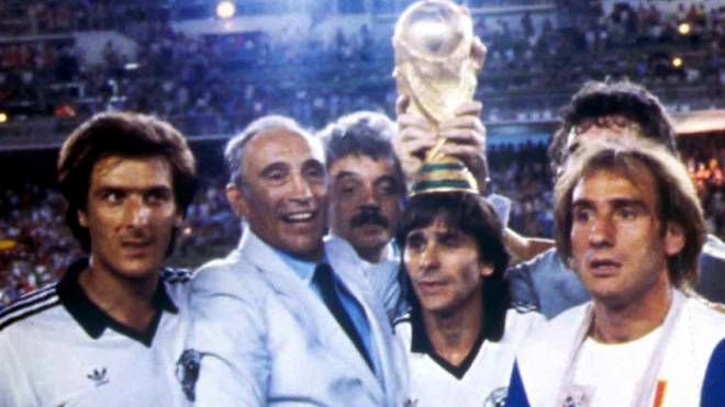 Graziani con Scirea, Bearzot, Conti e Zoff dopo la vittoria nel mondiale 1982