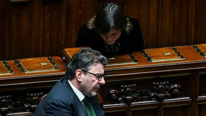 Il ministro Giorgetti e la capogruppo Pd Serracchiani ieri alla Camera