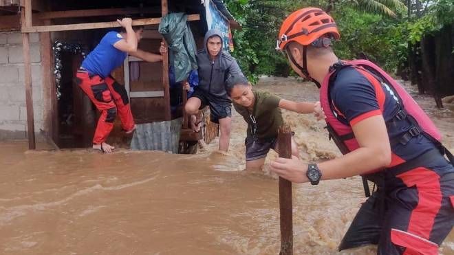 Inondazioni drammatiche nelle Filippine: morti e decine di migliaia di sfollati