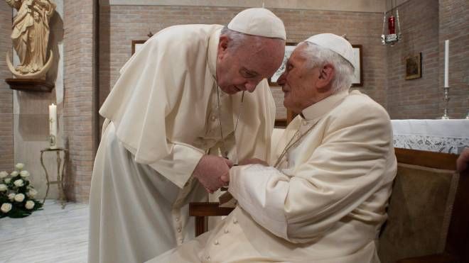 Papa Francesco con il Papa emerito Benedetto XVI (Ansa)