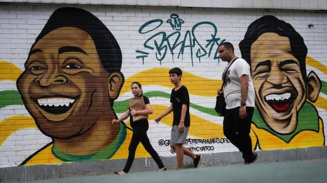 Un murales dedicato a Pelé e Garrincha e Rio de Janeiro (Ansa)