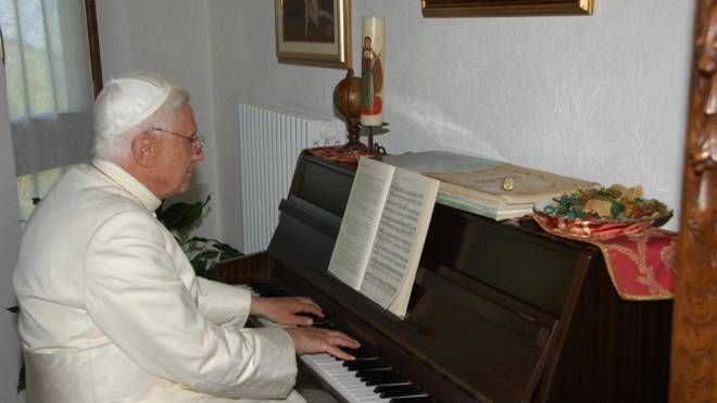Benedetto XVI al pianoforte
