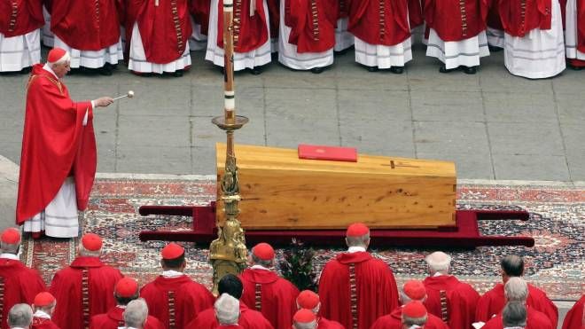 Joseph Ratzinger celebra il funerale di Papa Giovanni Paolo II (Ansa)