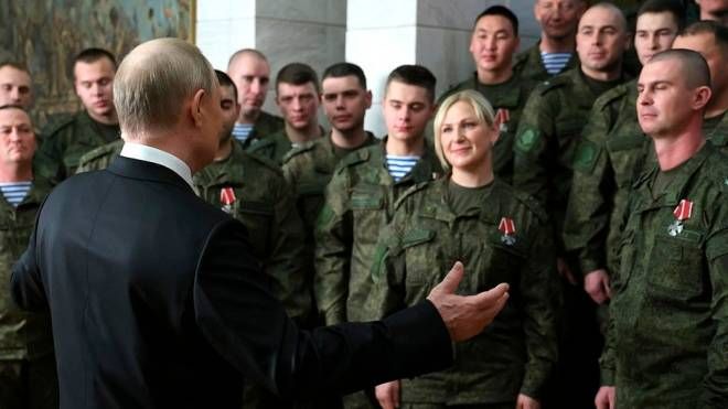 Il presidente russo Putin e la misteriosa donna bionda