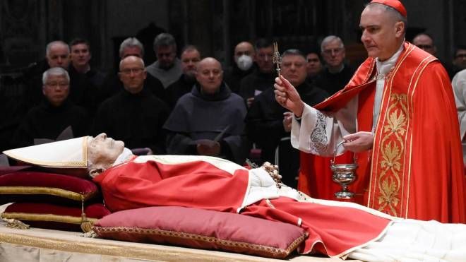 Il corpo del papa emerito Benedetto XVI esposto nella basilica di San Pietro a Roma