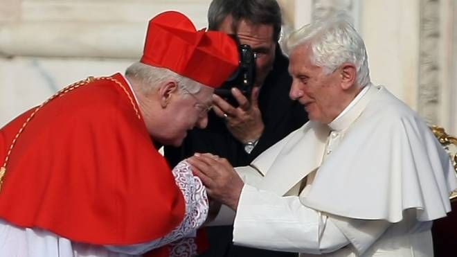 l cardinale Angelo Scola, 81 anni, con Benedetto XVI nel 2012