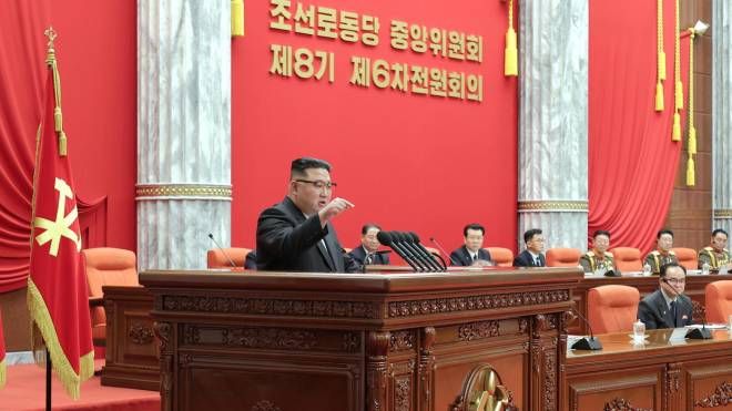Kim Jong-un durante la plenaria del Partito dei lavoratori