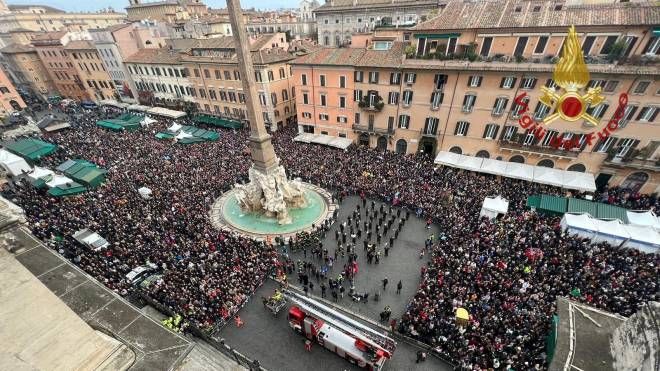 La Befana arriva in piazza Navona a Roma con i vigili del fuoco 