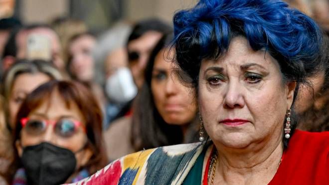 Marisa Laurito in lacrime durante la  manifestazione davanti al teatro Trianon di Napoli