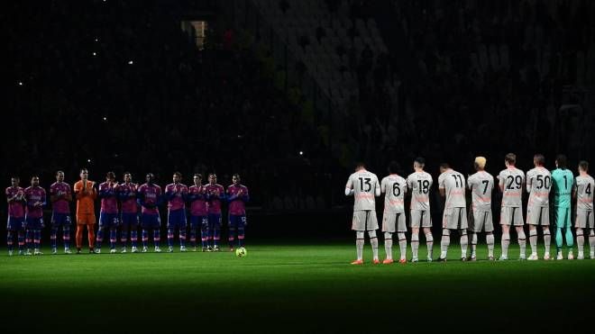I giocatori osservano un minuto di silenzio allo Juventus Stadium (Ansa)