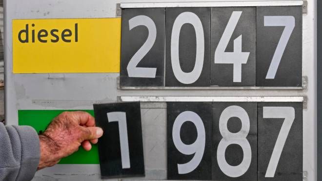 Benzina, gasolio, prezzi (foto Ansa)
