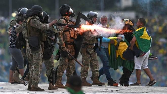 L'assalto dei sostenitori di Bolsonaro ai palazzi del governo a Brasilia (Ansa)