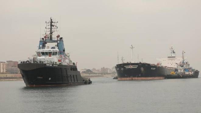 Il cargo M/V Glory disincagliata nel Canale di Suez (Ansa)