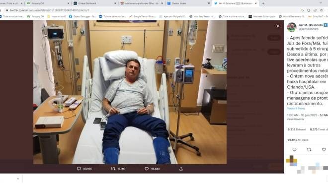 Bolsonaro posta sui social la foto dall'ospedale in cui è ricoverato (Twitter)