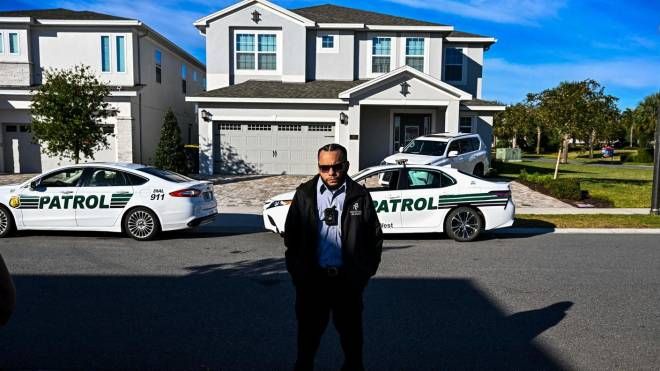 Un agente della security davanti alla casa affittata da Bolsonaro in Florida (Ansa)