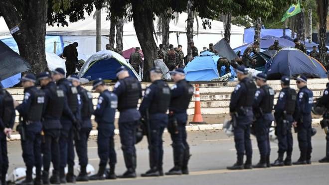 Brasilia: polizia schierata e sgombero di un accampamento dei sostenitori di Bolsonaro