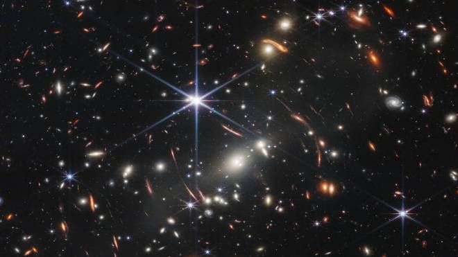 Alcune immagini inviate dal telescopio spaziale James Webb sulla Terra