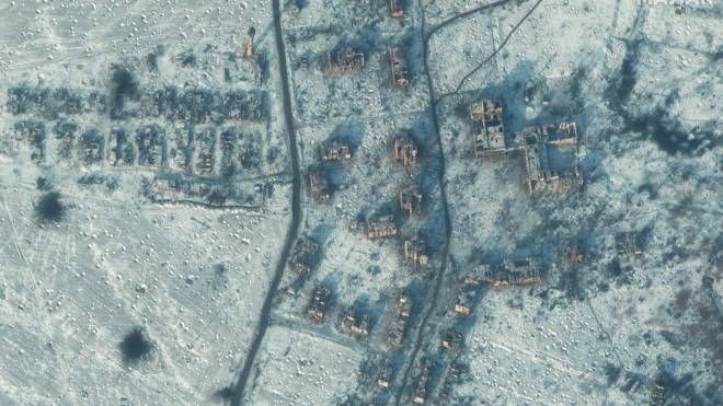 Immagini satellitari della Maxar Technologies mostrano la distruzione a Soledar (Ansa)