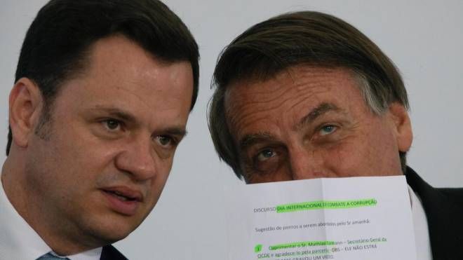 Anderson Torres con l'ex presidente brasiliano Jair Bolsonaro (Ansa)