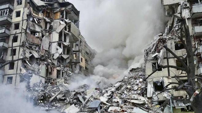 Il condomino di Dnipro colpito dall'attacco missilistico (Ansa)