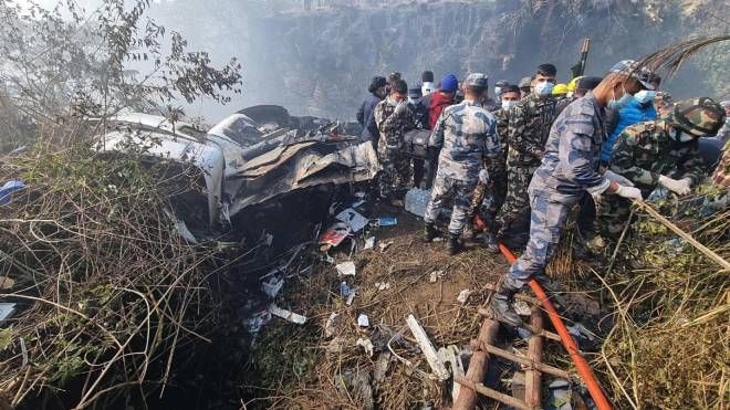 Nepal, i rottami dell'ATR-72 precipitato con 72 persone a bordo
