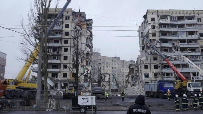 Il condominio a Dnipro sventrato dall'attacco missilistico (Ansa)
