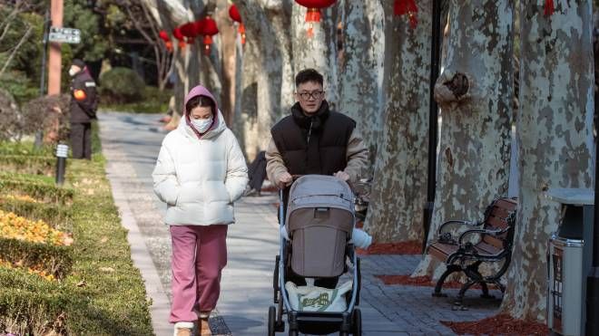 Famiglia cinese a Shanghai, 17 gennaio 2023 (Epa)