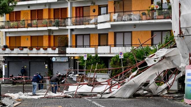 Maltempo, vento forte a Napoli fa crollare una impalcatura la Vomero