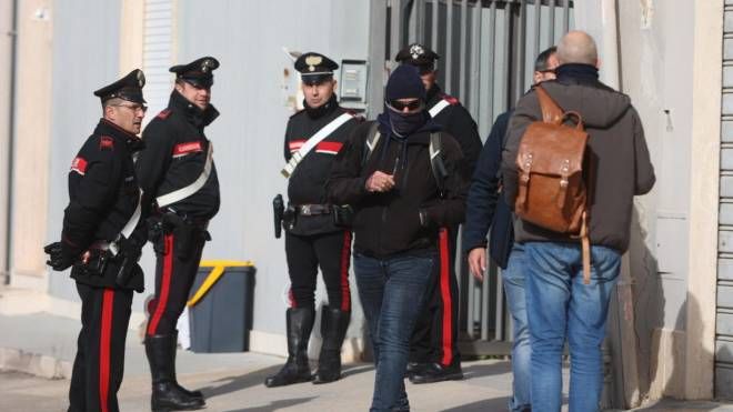 Carabinieri durante la perquisizione del covo del boss Messina Denaro (Ansa)