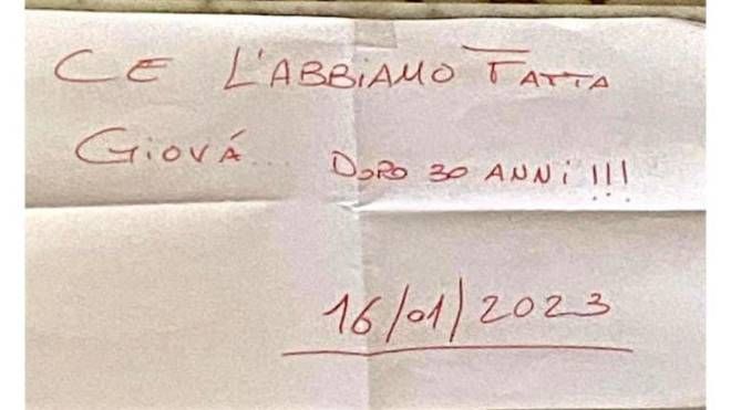 Il biglietto sulla tomba di Giovanni Falcone (Ansa)