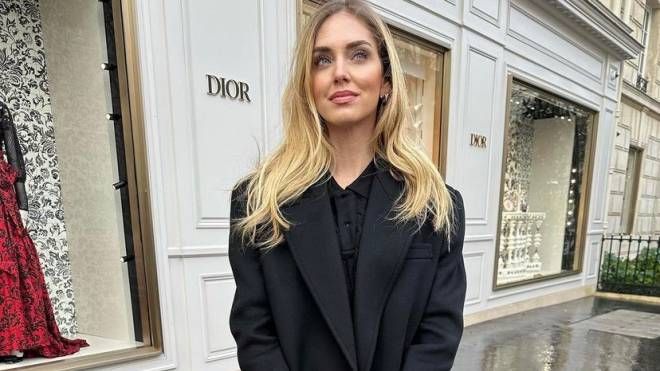 Chiara Ferragni davanti alle vetrine Dior a Parigi