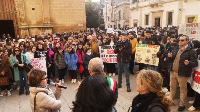 La manifestazione a Castelvetrano dopo la cattura di Messina Denaro 